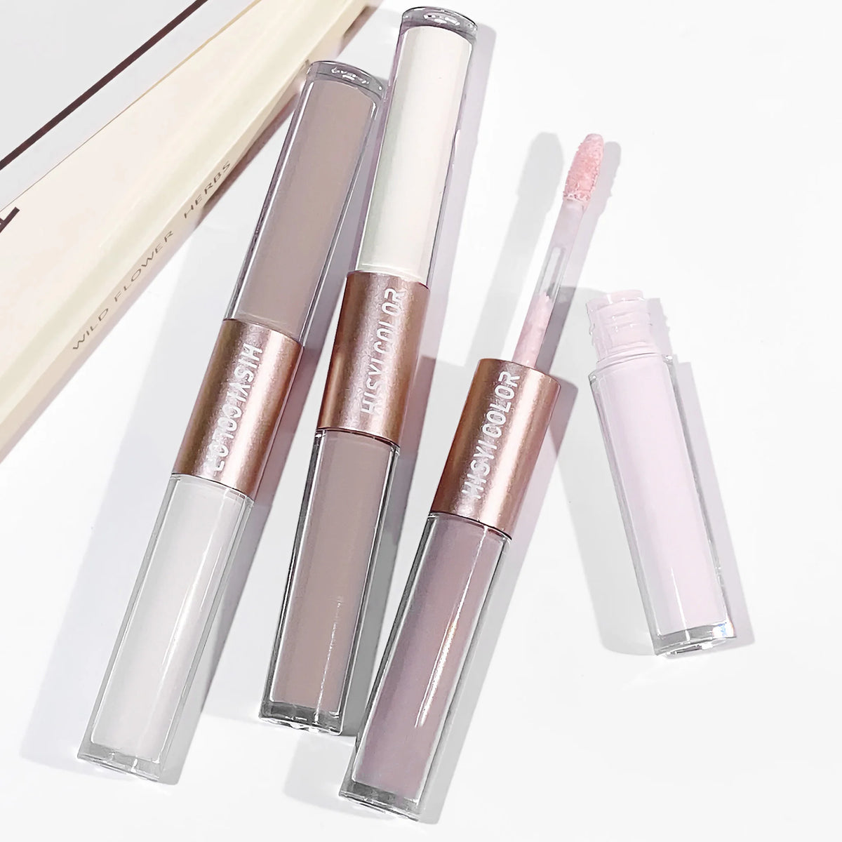The dual-head highlighter brightens the complexion, regulates facial contours, and is long-lasting and waterproof