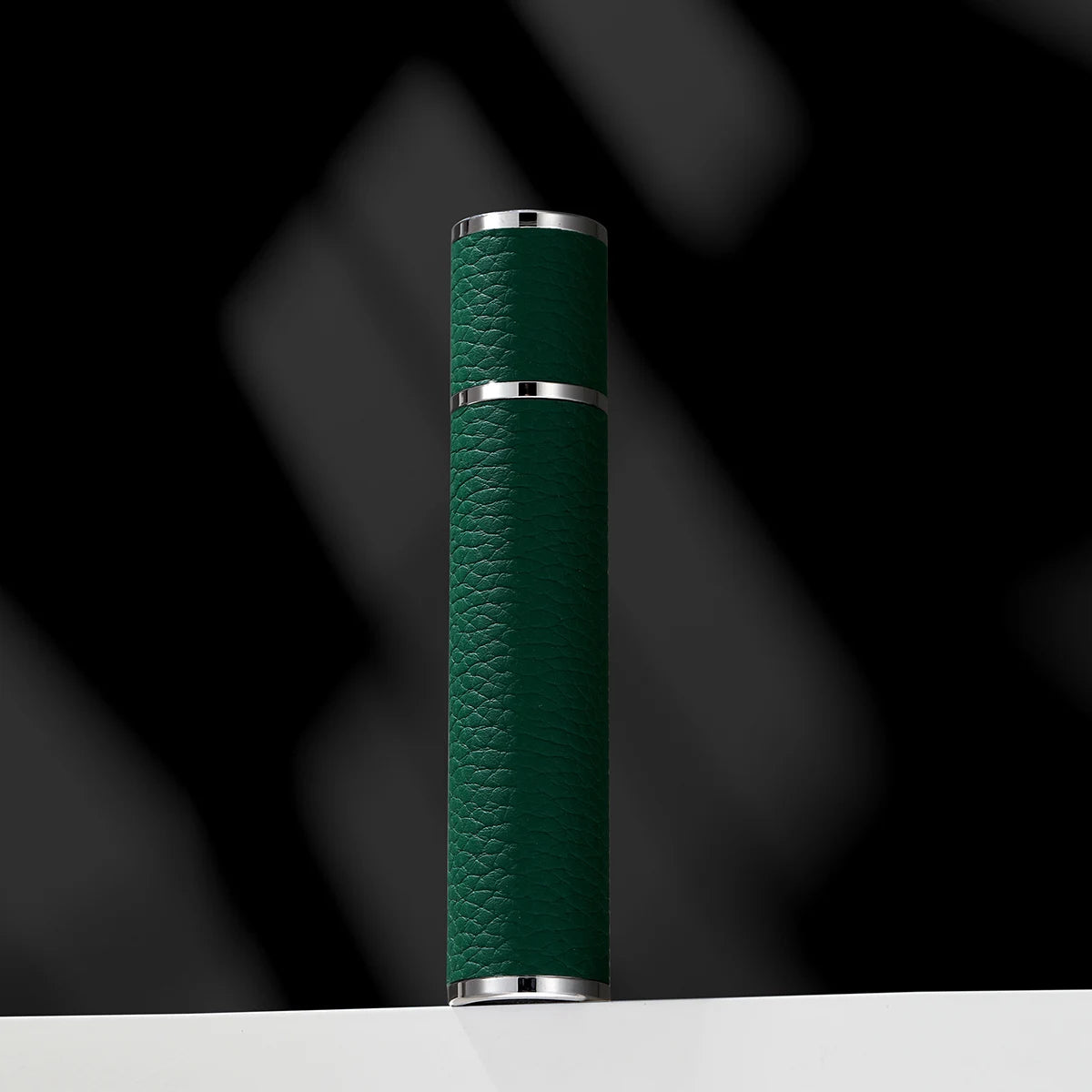 Louischanzl 10ml magnet Perfume Atomizer Bottle Portable leather Sprayer for Boarding Tight Sealing Travel Perfume Spray gift