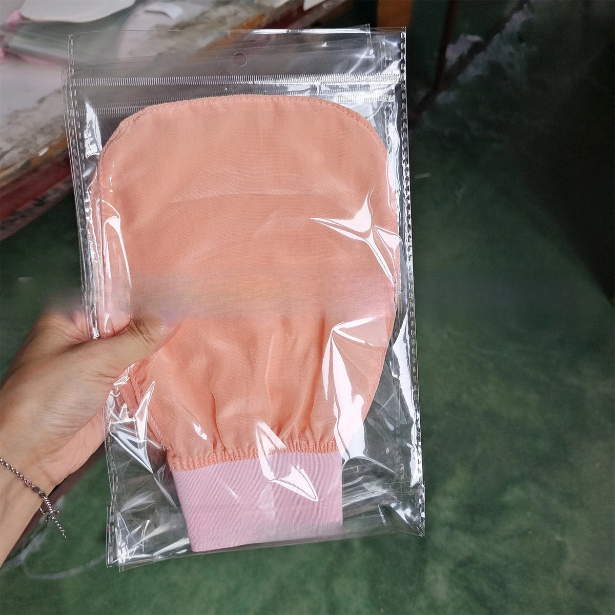 1PC 100% Silk Exfoliating Face Wash Beauty Towel Soft Exfoliating Skin Bath Scrub Silk Bath Face Wash Gloves Bathing Accessories