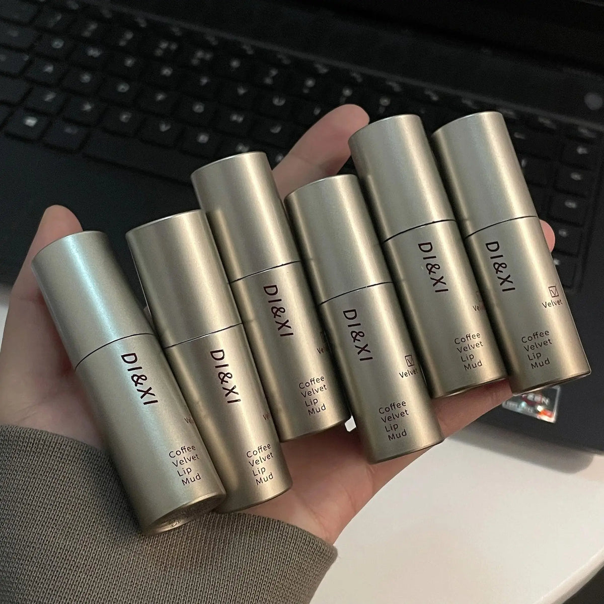 Tube Matte Lipstick, Waterproof and Sweatproof, Does Not Fade Or Remove Makeup, Can Be Used on Both Lips and Cheeks